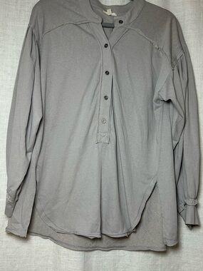 Easel Los Angeles Gray Henley Long Sleeve Top Pleated Curved Hem S